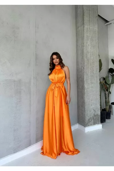 فستان طويل من الساتان