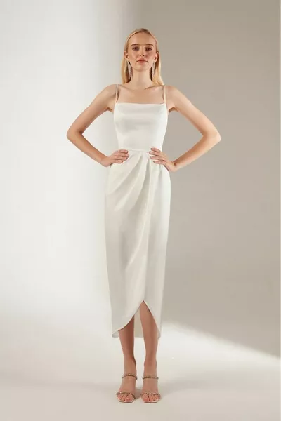 فستان سهرة أبيض مع حمالة درابيه