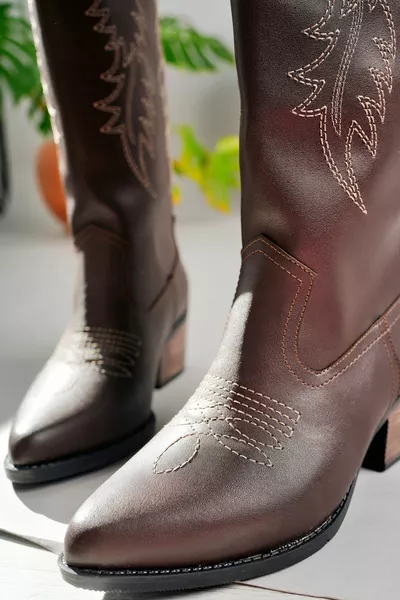 حذاء بنمط رعاة البقر مع مقدمة من الجلد البني وجوانب مطرزة على الجانبين