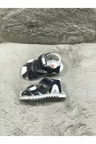 Тъмносиньо бяло затворено отпред с отворен гръб велкро бебешки сандали от естествена кожа отвътре и отвън