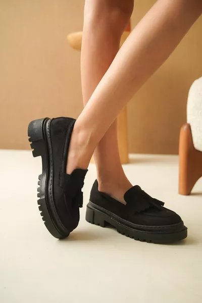 حذاء لوفر بشرابة نسائية - جلد الغزال الأسود