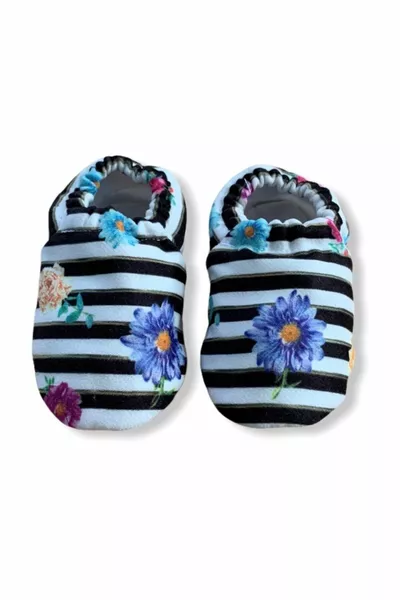 جوارب منقوشة بالأزهار باللون الأزرق الفاتح