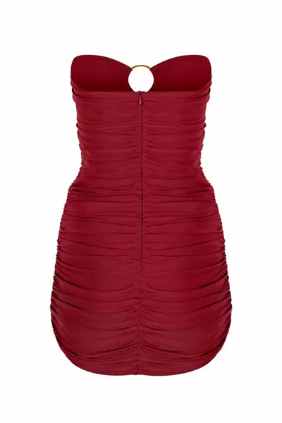 Mini-Abendkleid mit goldenen Zwei-Schlaufen-Rüschen trägerlos auf burgunderroter Brust drapiert