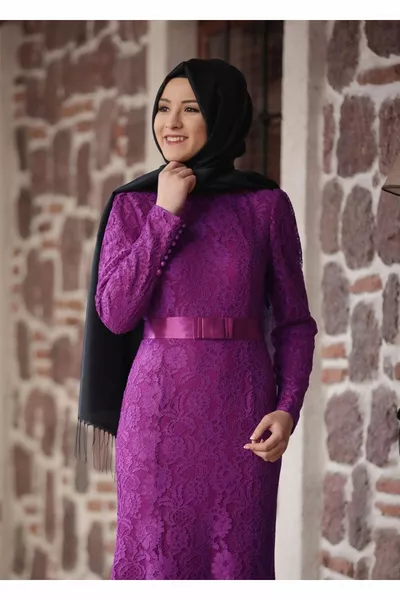 Fuchsia kanten avondjurk met ceintuur voor dames 