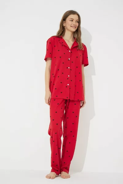 Rotes kurzärmeliges Pyjama-Set aus Baumwolle mit Knöpfen