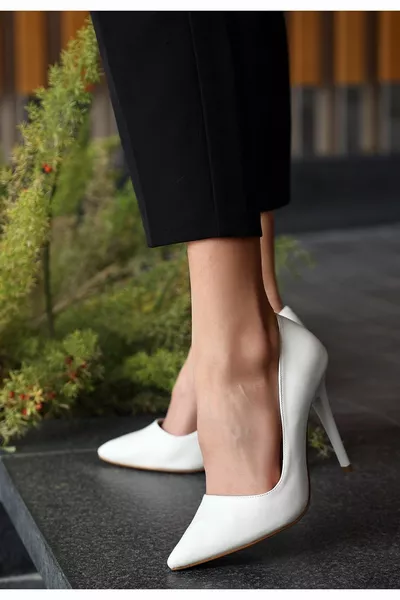  Stilettoschuhe aus weißer Haut - 