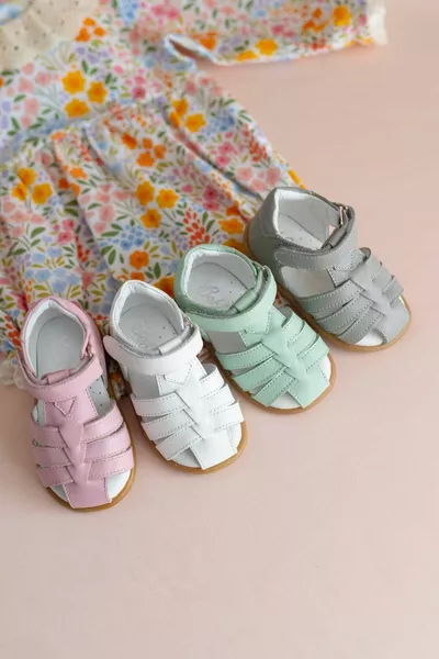 بامبينو - صندل وردي من فيرست ستب للأطفال