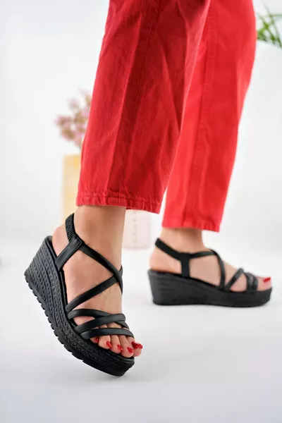 Черная женская обувь на мягкой подошве на резинке