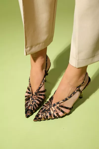 LEAF كعب نسائي أسود أصفر منقوش