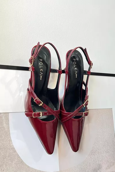 Blossom Spitze Zehenpartie mit zwei Riemenschnallen Burgunderfarbene Damenschuhe aus Lackleder in Kirschrot mit Absatz