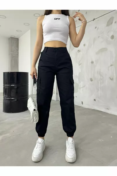 Pantaloni neri in tessuto gabardine con tasca cargo