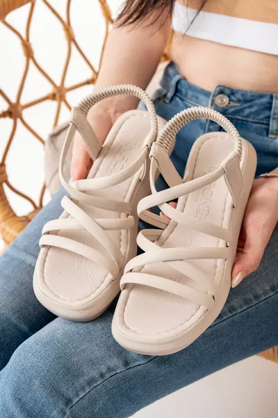  Бежевые женские сандалии на резинках