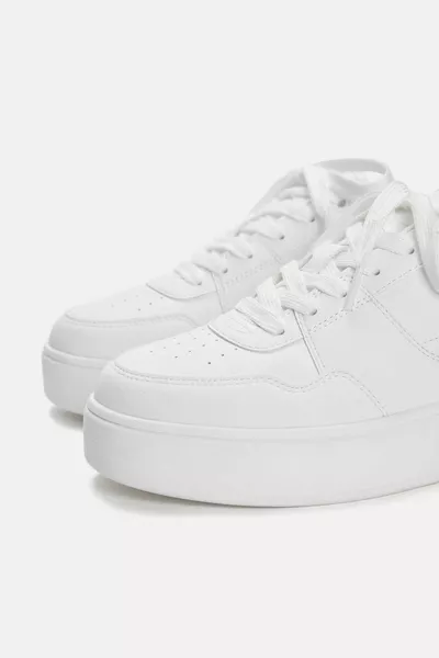 حذاء رياضي بنعل سميك