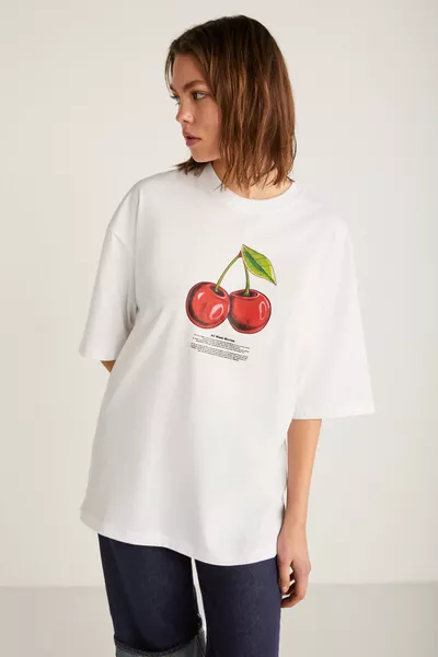 Odalys Damen % Bio-Baumwolle Oversize Fit Locker geschnittenes weißes T-Shirt mit Rundhalsausschnitt mit Kirschmuster