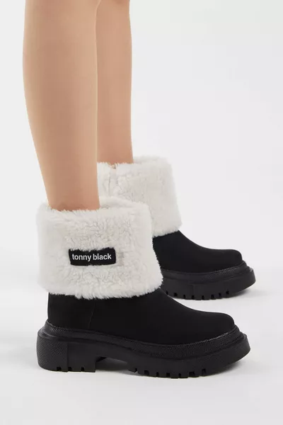 المرأة السوداء من جلد الغزال الصوف عارضة صالح الأحذية