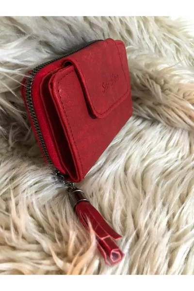 محفظة نسائية حمراء وحقيبة يد