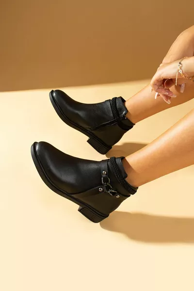 المرأة السوداء بولي وحيد عارضة عارضة في صالح الأحذية الدافئة اصطف مع مشبك سستة