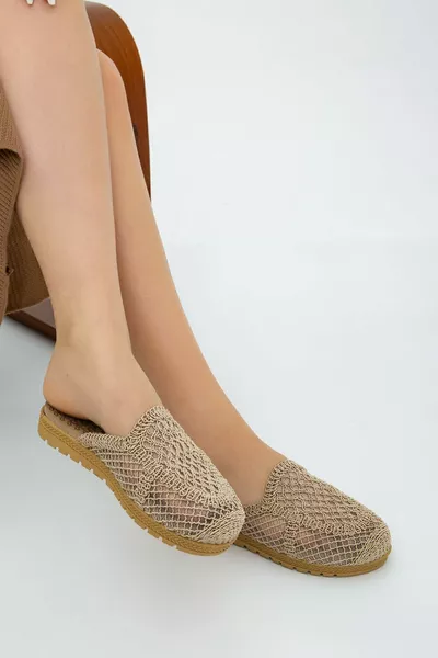 بيج مغلق الجبهة القش متماسكة في الهواء الطلق والنعال المنزل (نمط متجدد.)