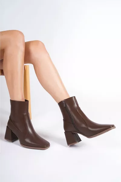 Кафяви дамски ботуши с тъп цип