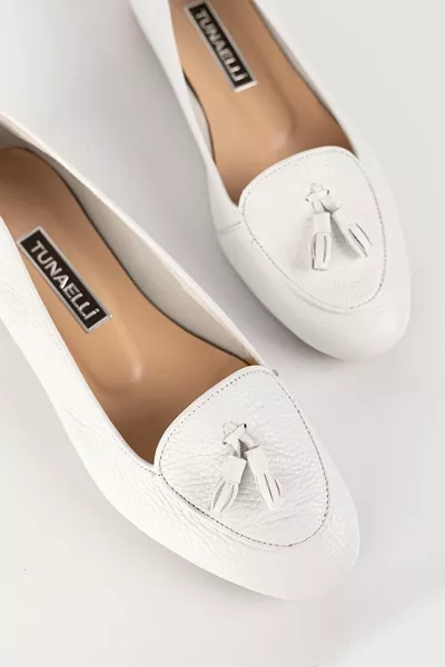 المرأة الأبيض جلد طبيعي طبيعي  حجم شقق الباليه