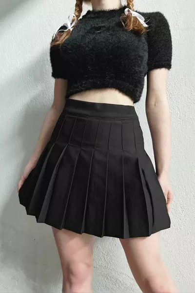 تنورة مطوية سوداء