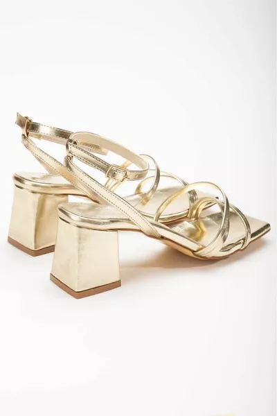 صنادل نسائية بحمالات بكعب عال