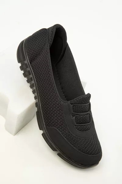 حذاء نسائي رياضي أسود 