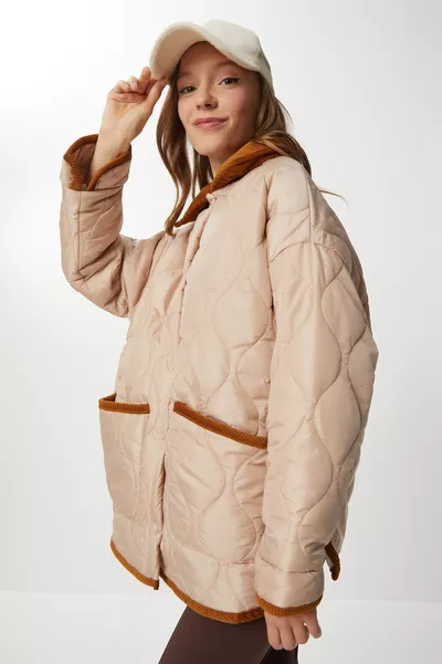 سترة مبطنة بأكمام مع ياقة بولو وجيوب باللون الكريم 