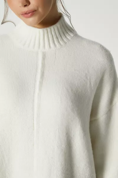 كنزة نسائية وندر ناعمة بياقة عالية بلون عاجي مع شق وصياغة واسعة