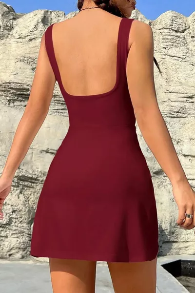 فستان قصير بحمالات وياقة مربعة مع شورت 