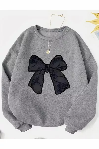 قميص قطني رمادي بياقة دائرية مع شريط مطبوع بنقشة سوداء