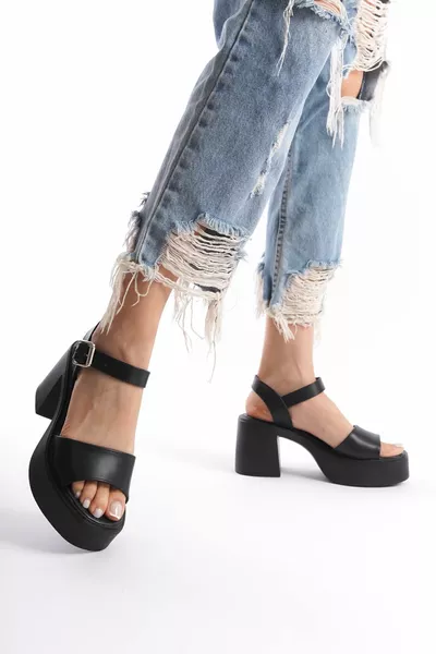 صندل نسائي صيفي من الجلد باللون الأسود بكعب سميك، حزام واحد مفتوح من الأمام مع إبزيم جانبي