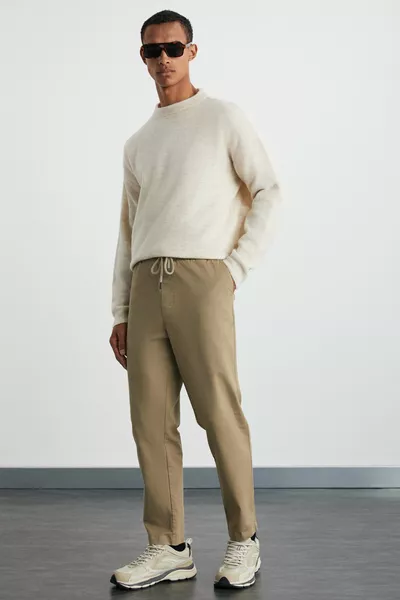 بنطال رجالي رييس بقصة مريحة، خصر مطاطي، من قماش قطني منسوج مع الإسباندكس، قابل للغسل ولونه بيج