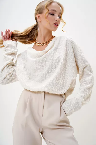 بلوزة نسائية بكروية واسعة وياقة مفتوحة بلون العاج 