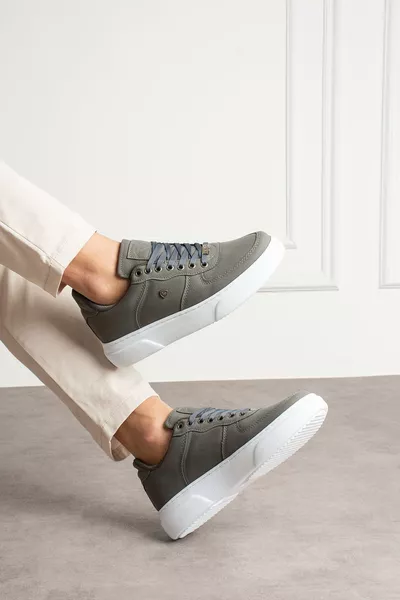 حذاء رجالي رياضي مريح رمادي داكن بسول سميك من الجلد السويدي 