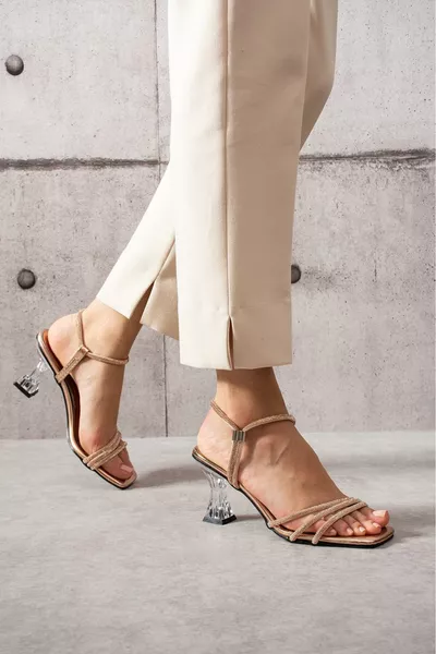 حذاء سهرة نسائي بكعب عالي مزين بالتفاصيل الحجرية