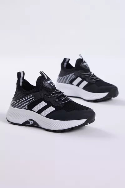 حذاء رياضي للأطفال للجنسين بلون أسود وأبيض بقصة مريحة وقماش قابل للتنفس مع أربطة