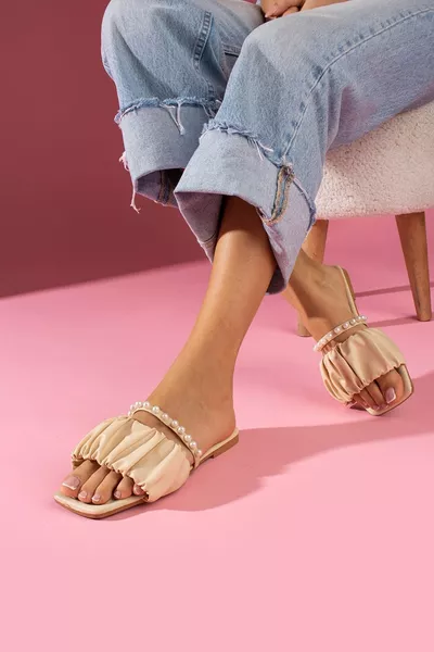 شباشب أديلا بيج مرصعة باللؤلؤ ومزخرفة