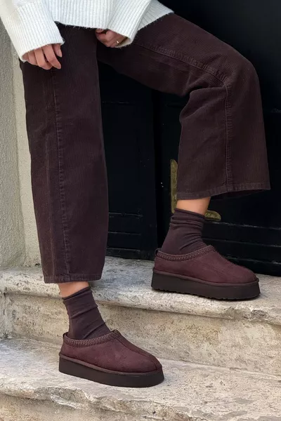 حذاء منزلي سابو بنعل مسطح من الجلد السويدي وحشوة داخلية من الفرو من كافيه سويت