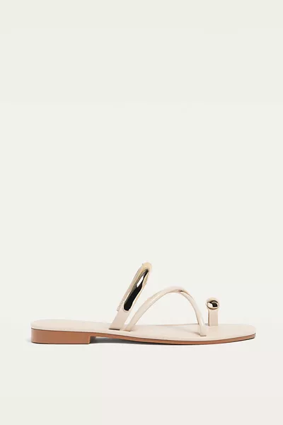 Plain slippers with metal details