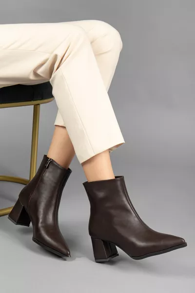 حذاء كعب عالي جلدي بسيط نسائي بلون القهوة المرة