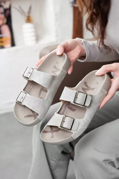 نعال يومية بيج بنعل ناعم وحزام مزدوج