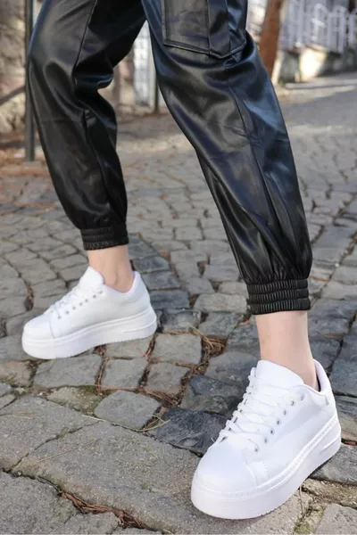 حذاء رياضي نسائي أبيض بكعب مرتفع