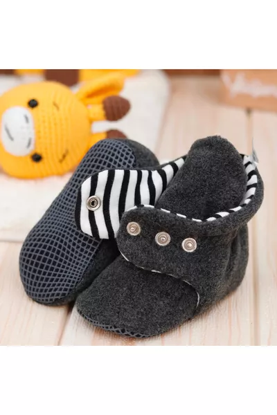 حذاء منزلي للأطفال بلون أنثراسايت مع قاعدة مضادة للانزلاق وبطانة من القطن العضوي