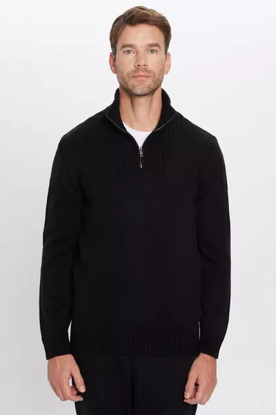 سترة رجالية سوداء ضيقة التصميم بياقة عالية بسحاب ونقشة أرمور