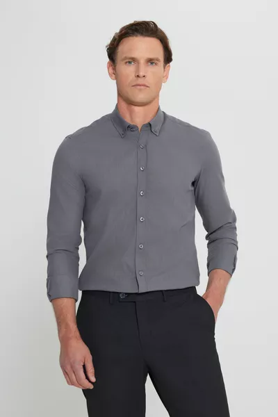 قميص رجالي بأزرار وياقة مربوطة من الكتان الرمادي الداكن، مصنوع من القطن %، قماش قابل للتنفس، بقصة ضيقة