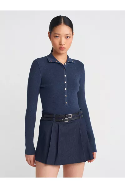  Деликатен пуловер с висока яка и тик-так копчета - Индиго