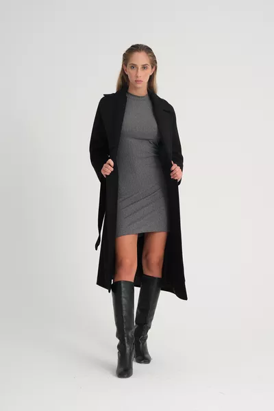 معطف أسود طويل بطول متوسط ( سم) بياقة كروساز وأكمام رغلان، محتواه من الصوف، مقاس كبير 