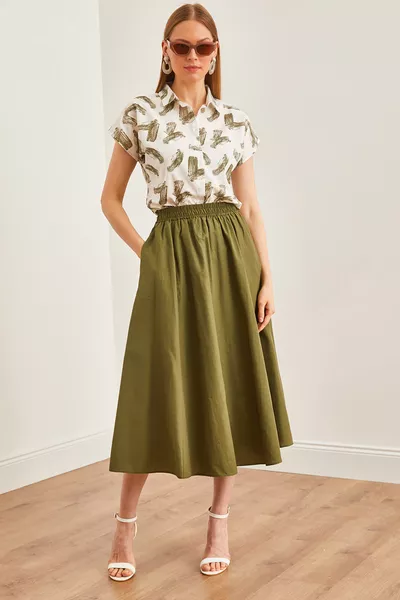 تنورة ميدي نسائية منسوجة بخصر مطاطي وجيوب باللون الأخضر الزيتوني 