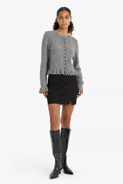 تنورة قصيرة بتصميم شق من الأمام sp